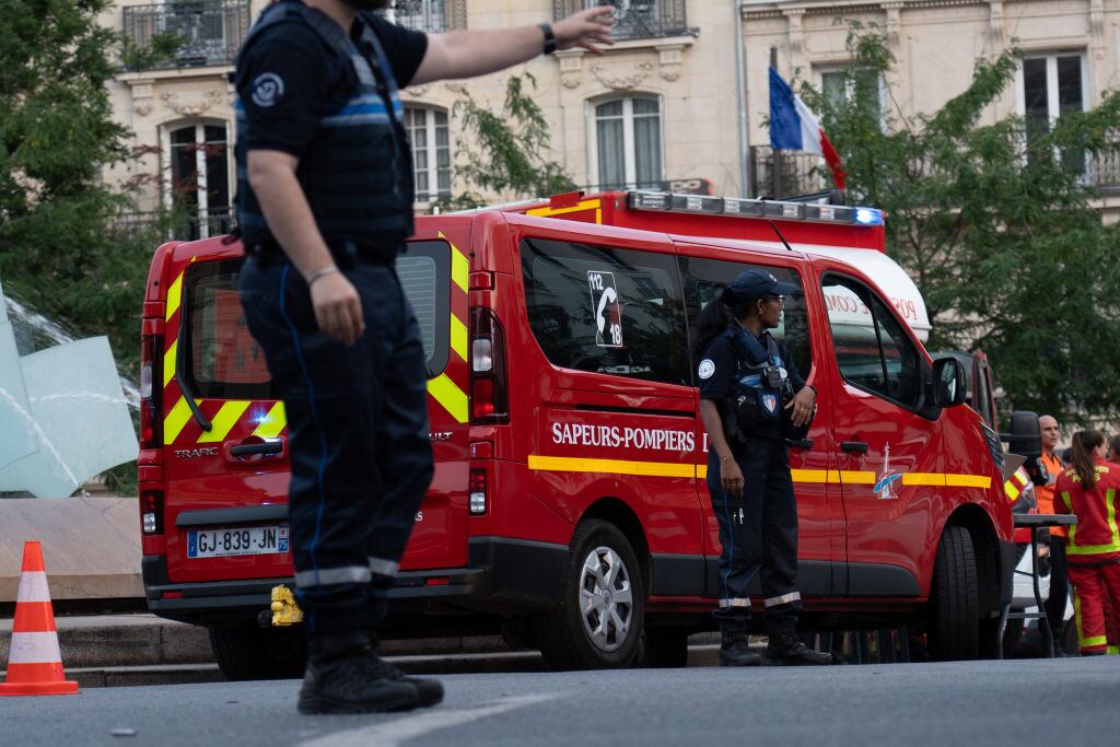 Vehículo de recate cerca al bar Le Ramus | Foto de Mathilde Kaczkowski /Hans Lucas/AFP | Getty Images