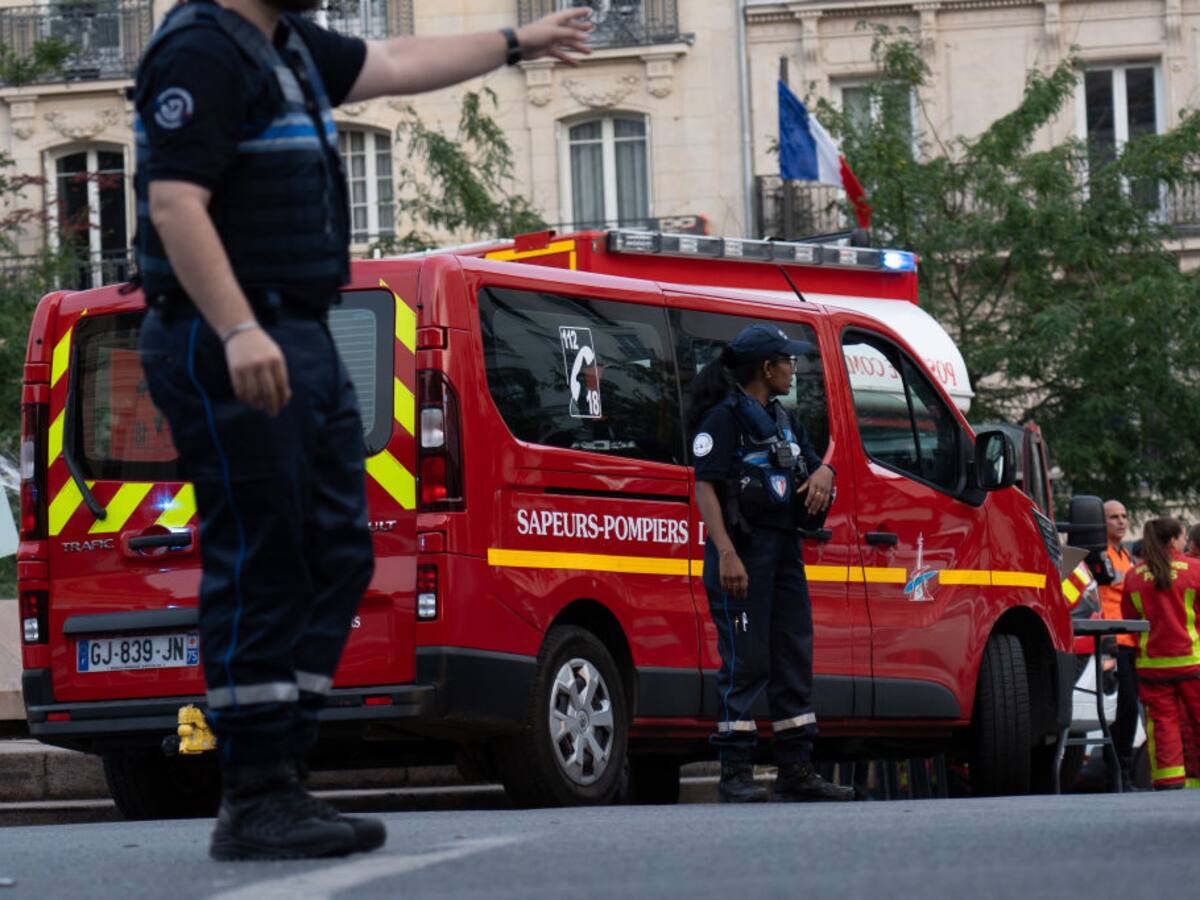 Un muerto y seis heridos por automóvil que embistió la terraza de un bar en París, Francia
