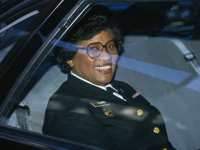 Joycelyn Elders, la primera mujer afroamericana en ser la Cirujana General de EE. UU.