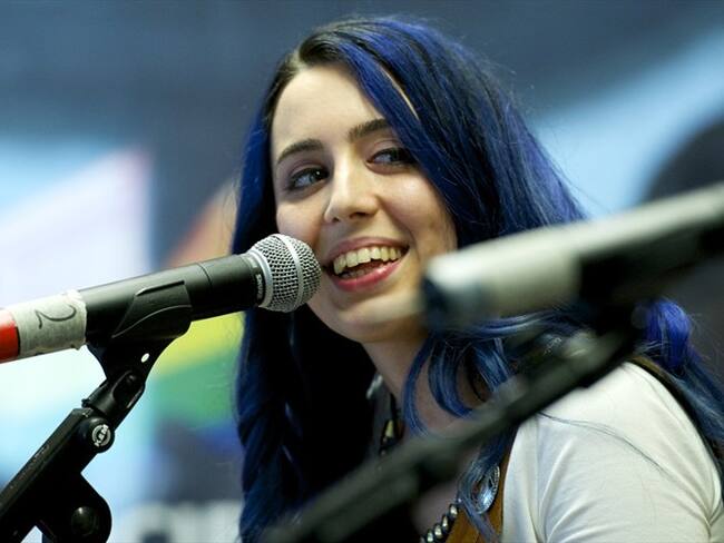 Sonia Gómez, integrante de Sweet California, saluda en La W a una fan en su cumpleaños