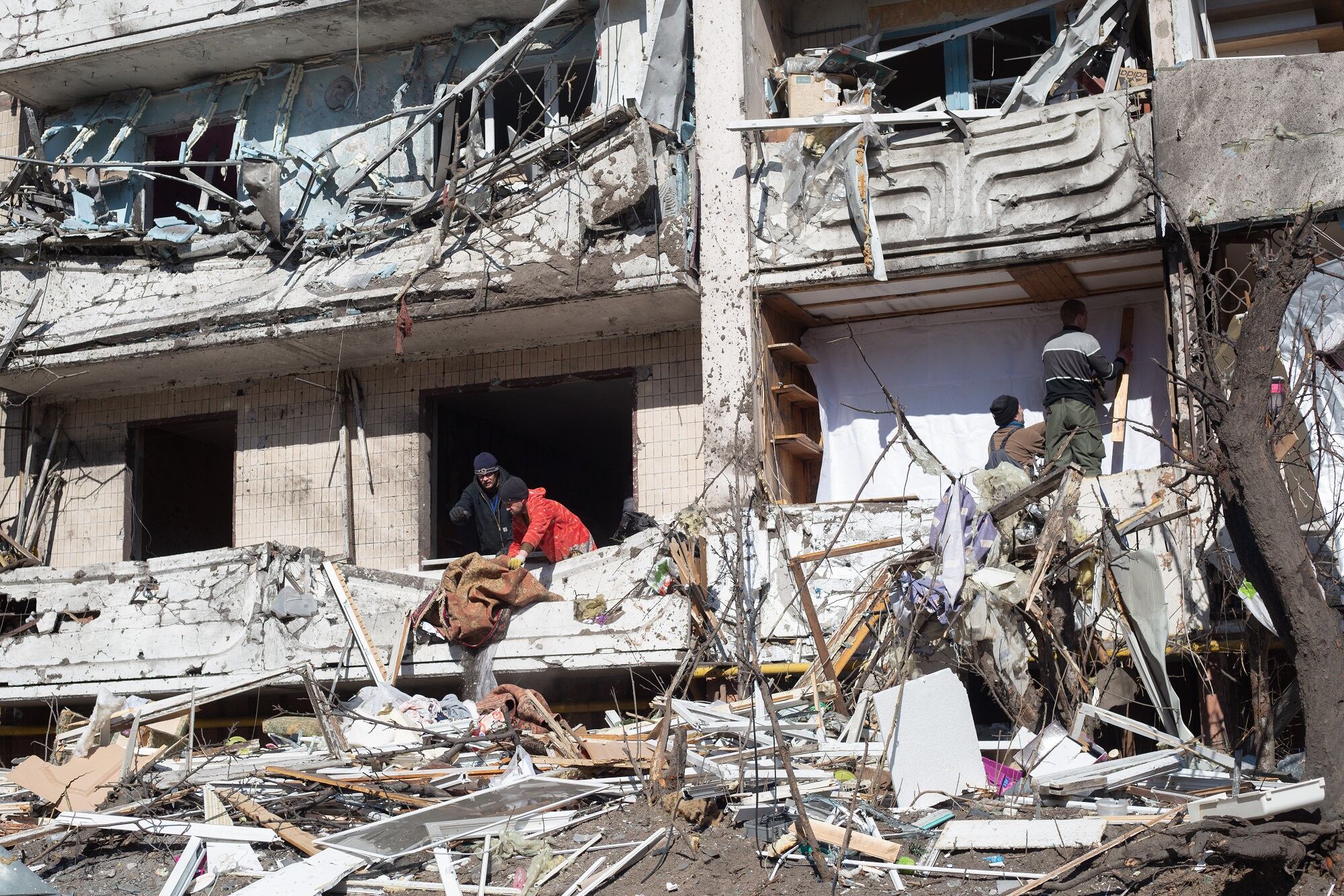 Zona residencial de Kiev destruida tras bombardeos rusos. (Photo by Anastasia Vlasova/Getty Images)