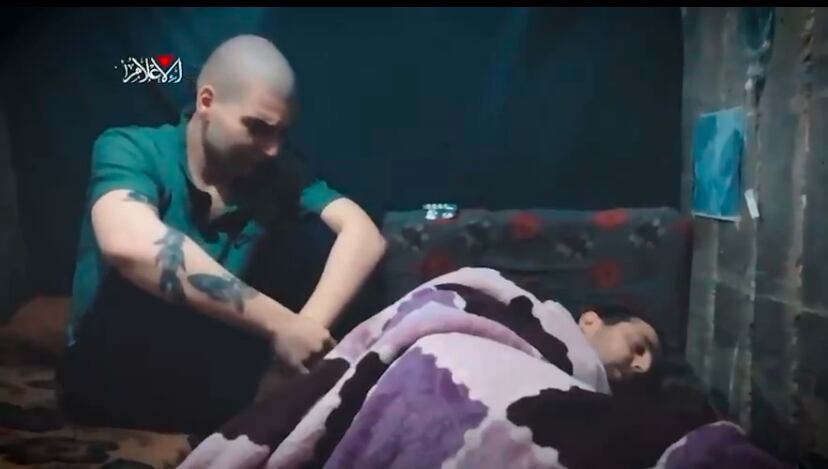 Elkana Bohbot acostado y Yossef Haïm Ohana habla en el video. Foto: tomada de video publicado por @Kagan_M_Dunlap vía X. 