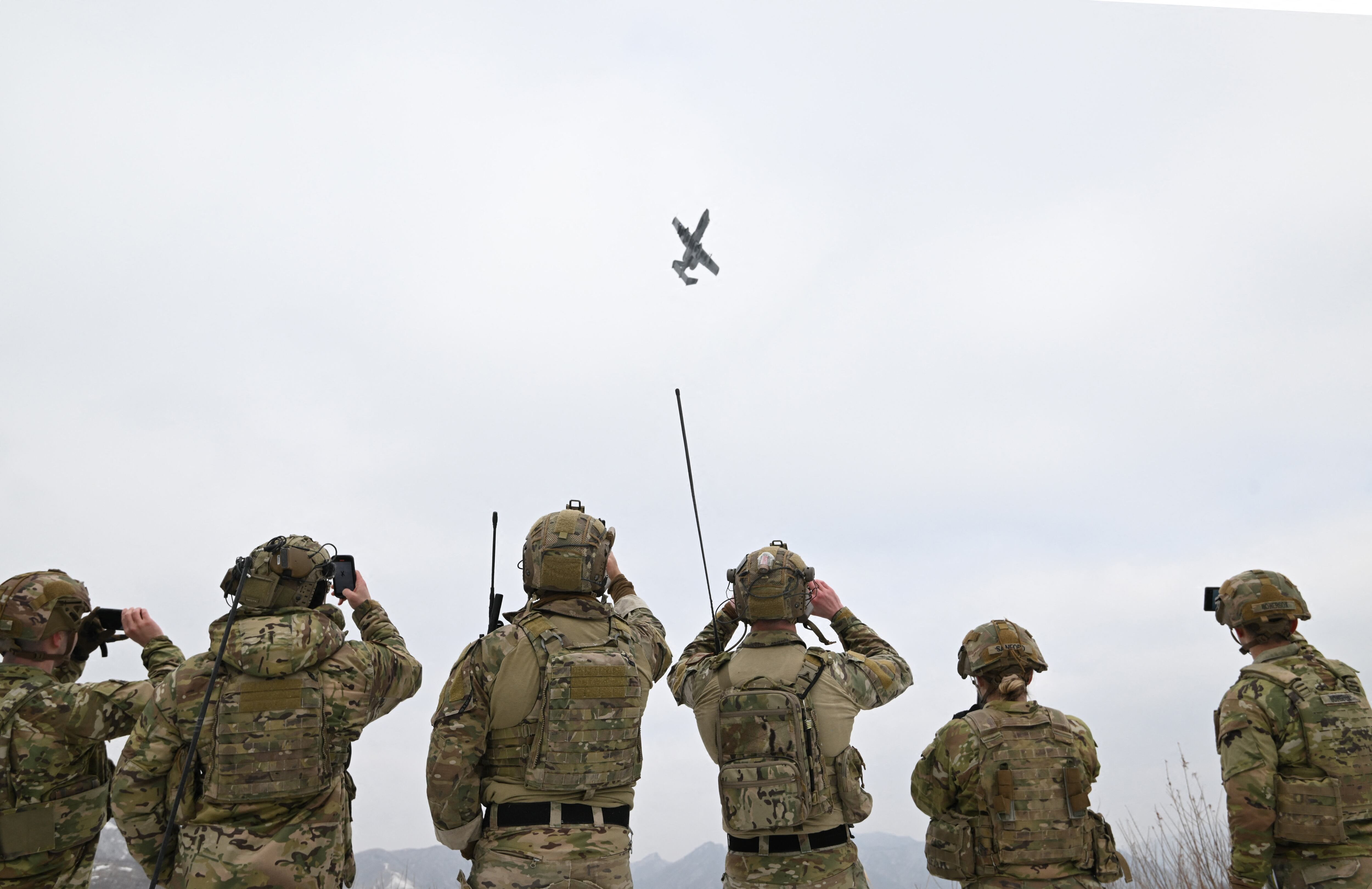 Militares observan una aeronave en Pocheon el 4 de enero de 2024. AFP vía Getty Images