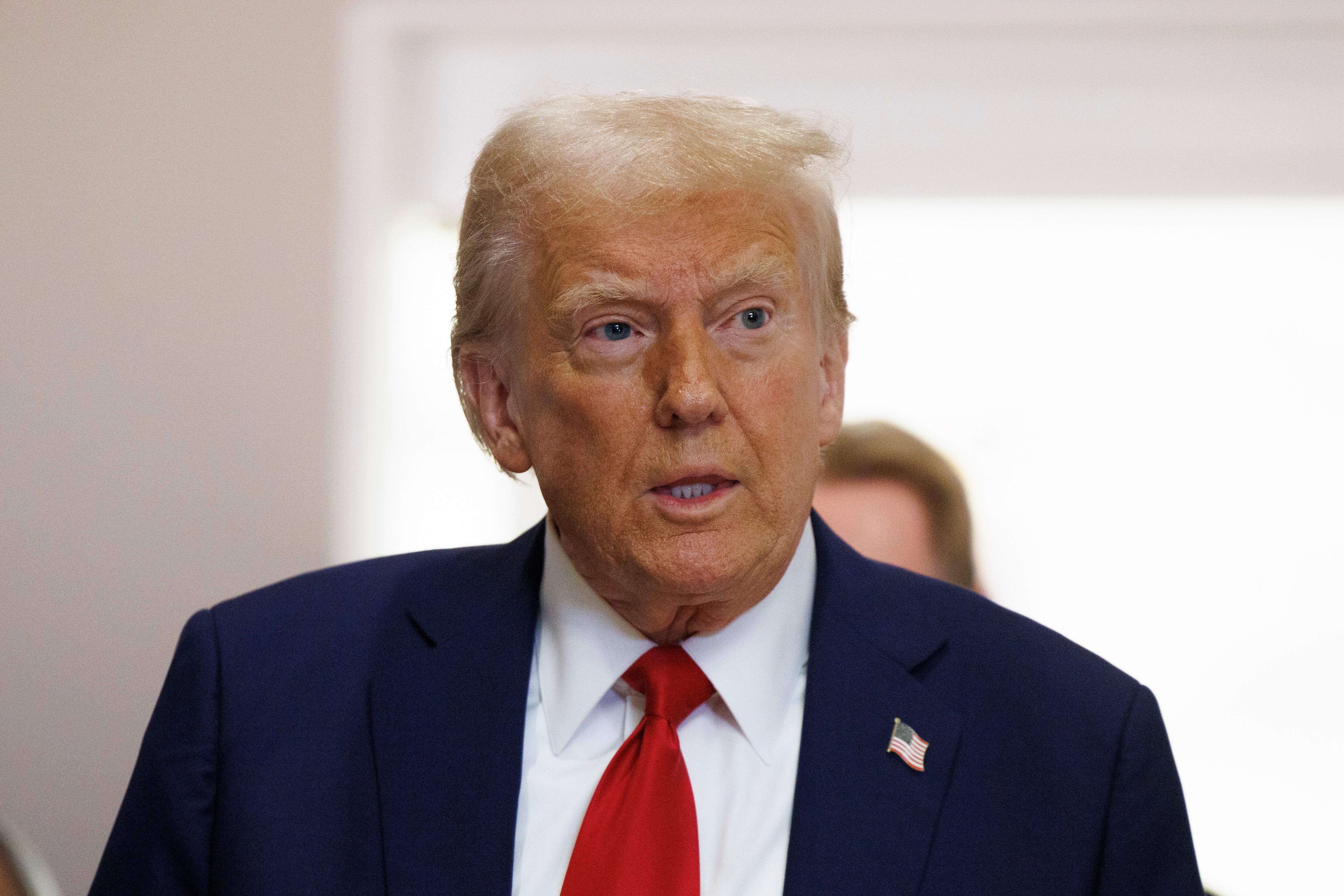 Washington (United States), 21/01/2025.- US President Donald Trump arrives to give remarks on artificial intelligence (AI) infrastructure in the Roosevelt Room of the White House in Washington DC, USA, 21 January 2025. Trump was joined by the leaders of OpenAI, Softbank, and Oracle, where he announced a new artificial intelligence (AI) initiative and faced questions regarding his 06 January pardons. EFE/EPA/AARON SCHWARTZ / POOL