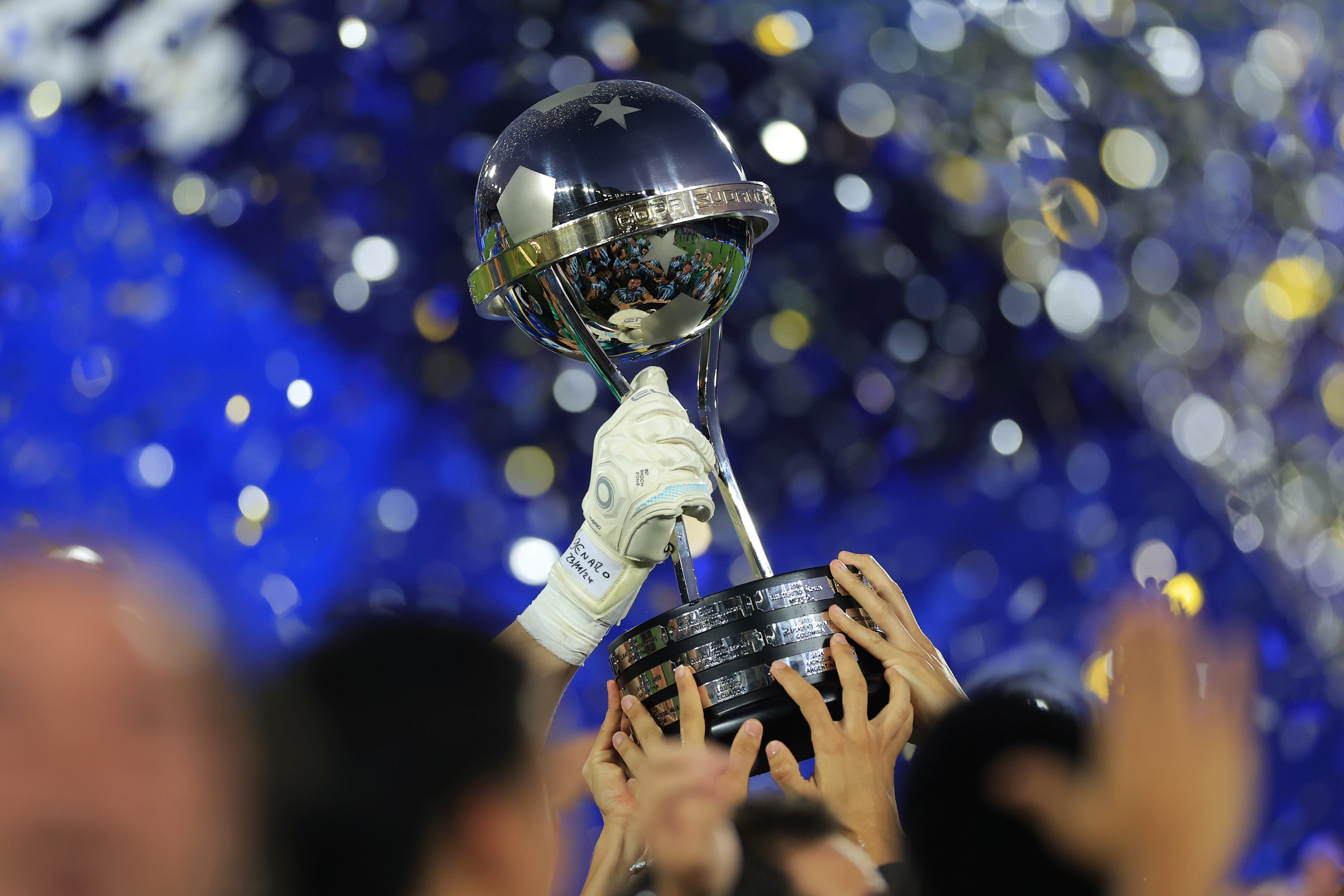 Racing levanta el trofeo de la Copa Sudamericana. FOTO: Buda Mendes/Getty Images