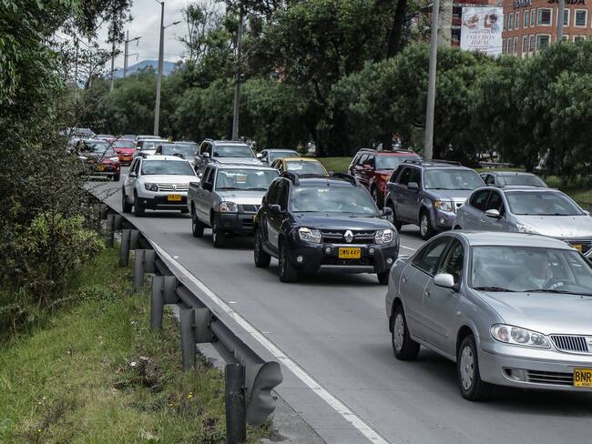 Octubre 29 de 2017. Una tractomula que transitaba en sentido norte-sur averió la parte superior del puente de la 116 con autopista ocasionando una congestión en horas de la mañana. (Colprensa - Diego Pineda)