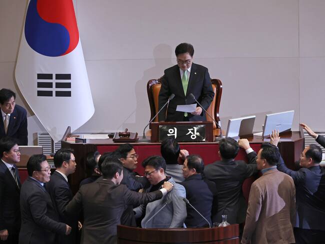 Seúl (Corea, República de), 27/12/2024.- Legisladores del gobernante Partido del Poder Popular (PPP) protestan ante el presidente de la Asamblea Nacional, Woo Won-shik, antes de la votación de la moción de destitución contra el presidente interino, Han Duck-soo. EFE/EPA/YONHAP