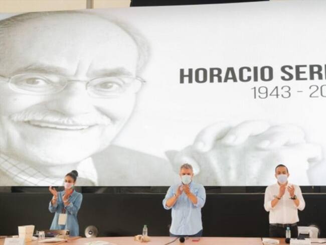 El presidente Iván Duque rindió homenaje al exsenador con una imagen de su rostro con su fecha de nacimiento y de su muerte. Foto: W