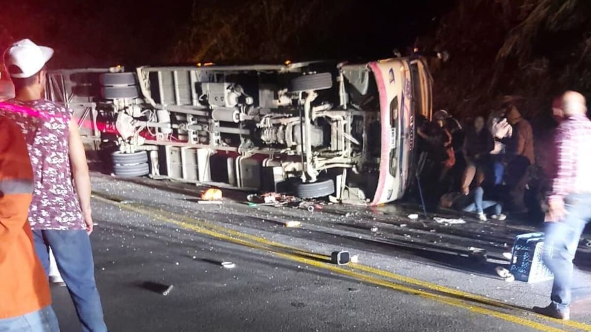 Volcamiento de bus dejó tres personas fallecidas y 25 heridas en Apía, Risaralda