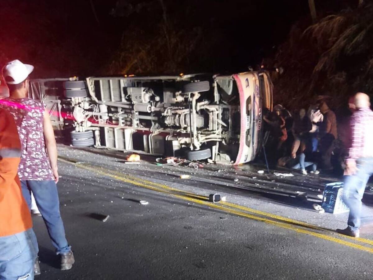 Volcamiento de bus dejó tres personas fallecidas y 25 heridas en Apía, Risaralda
