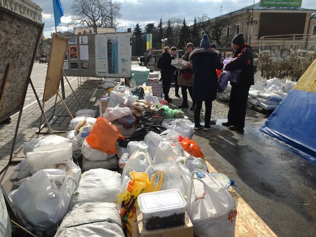 Ukrainian volunteers collect foods for people in Kharkiv on February 27, 2022. - Ukrainian forces secured full control of Kharkiv on February 27, 2022 following street fighting with Russian troops in the country's second biggest city, the local governor said. (Photo by Sergey BOBOK / AFP) (Photo by SERGEY BOBOK/AFP via Getty Images)