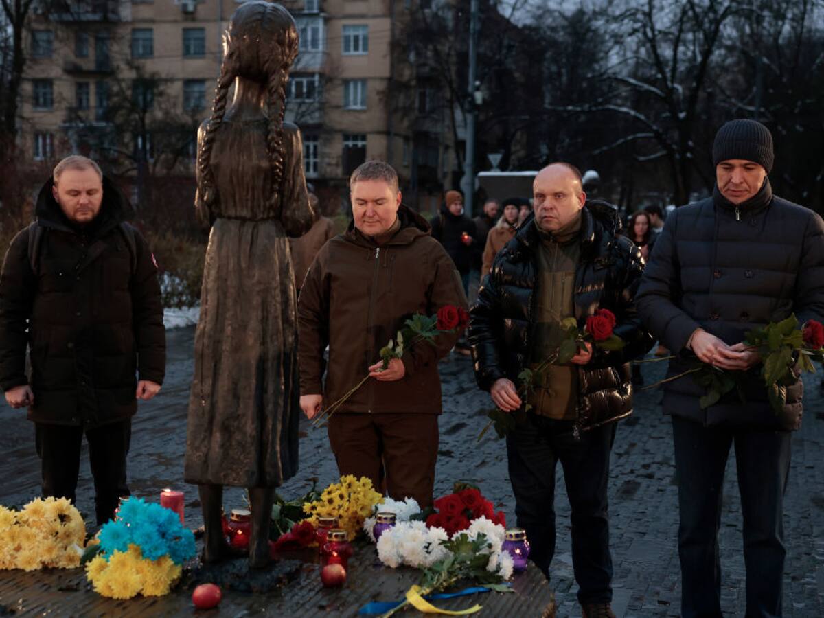 Con velas, Ucrania recuerda la hambruna causada por Rusia hace 90 años