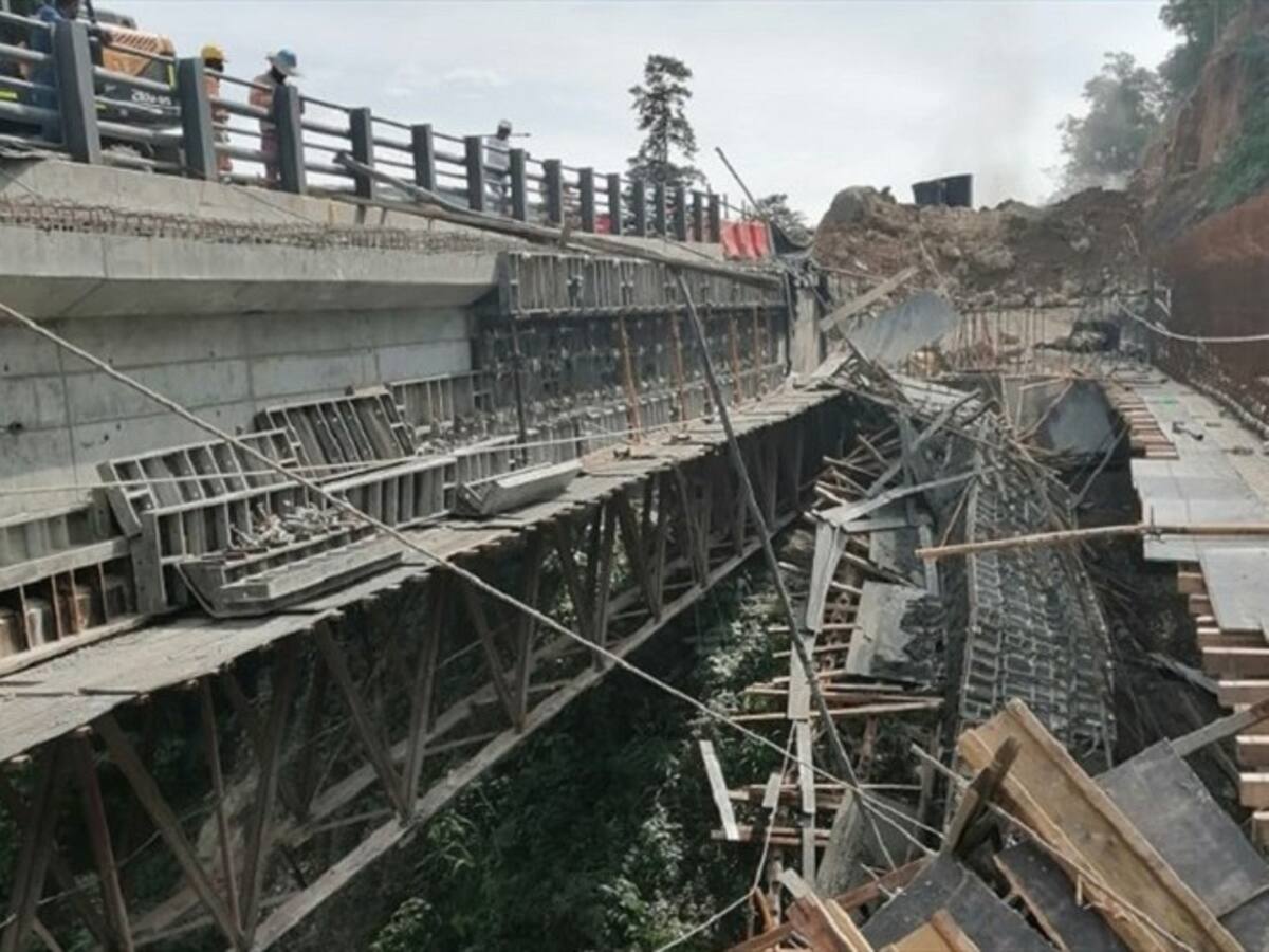 Se desplomó viga de uno de los puentes que se construyen en la vía Manizales – La Manuela