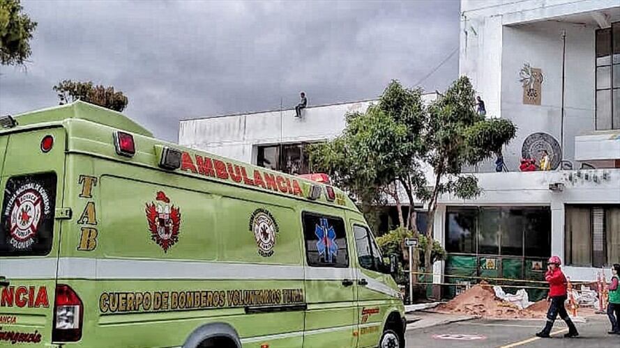 El estudiante de 19 años de edad, al parecer con trastorno mental, fue trasladado de inmediato a la unidad de Urgencias del Hospital San Rafael de Tunja. Foto: Bomberos