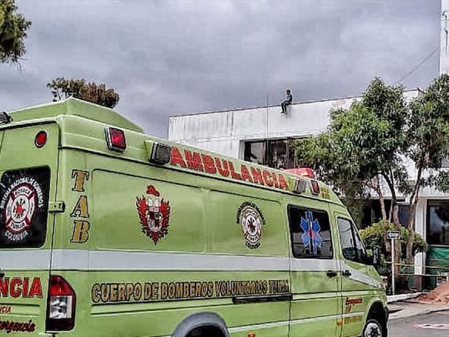 El estudiante de 19 años de edad, al parecer con trastorno mental, fue trasladado de inmediato a la unidad de Urgencias del Hospital San Rafael de Tunja. Foto: Bomberos