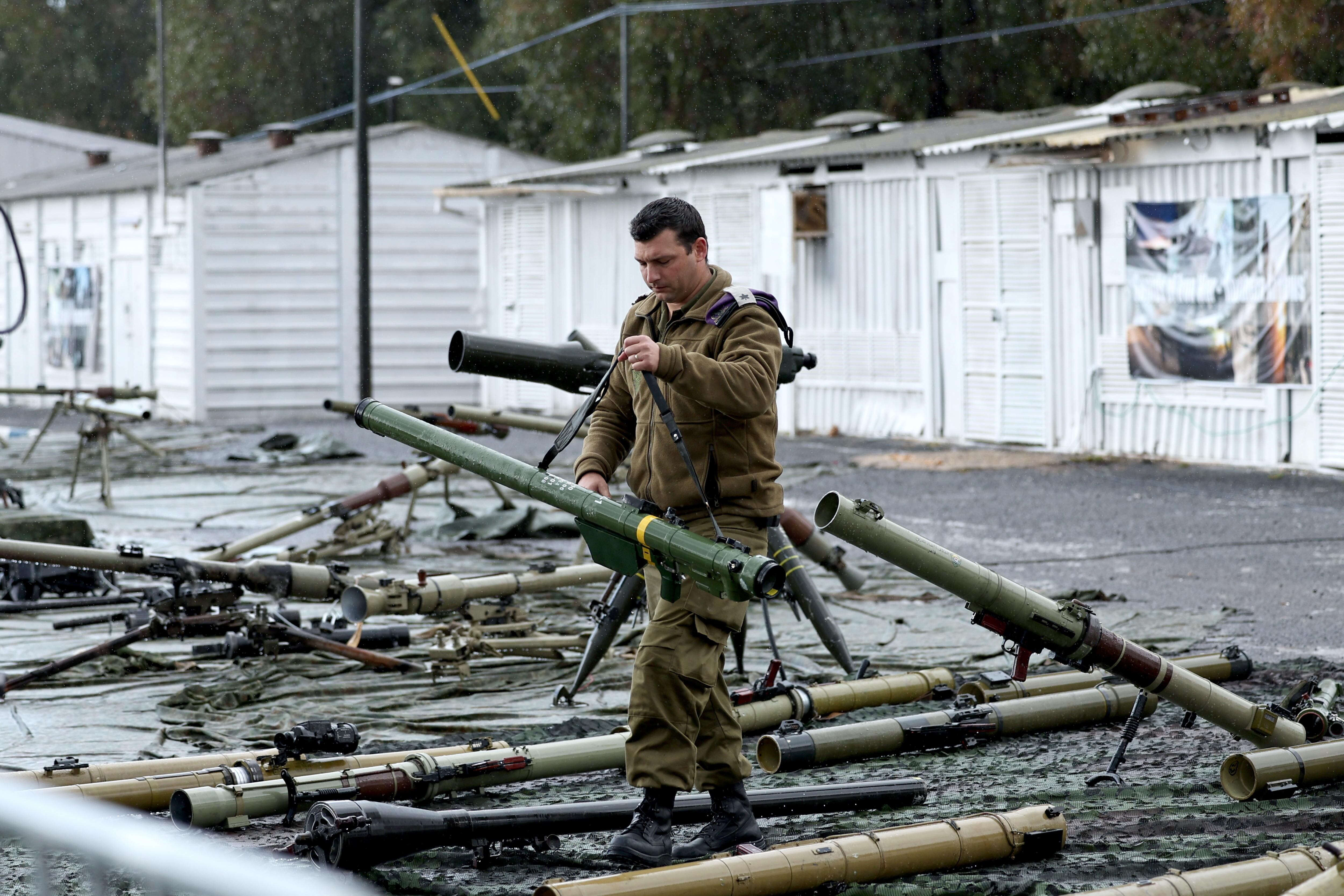 Amiad (Israel), 31/12/2024.- Un soldado israelí sostiene un arma militar expuesta a los medios de comunicación en el campamento militar de Amiad, en el norte de Israel.