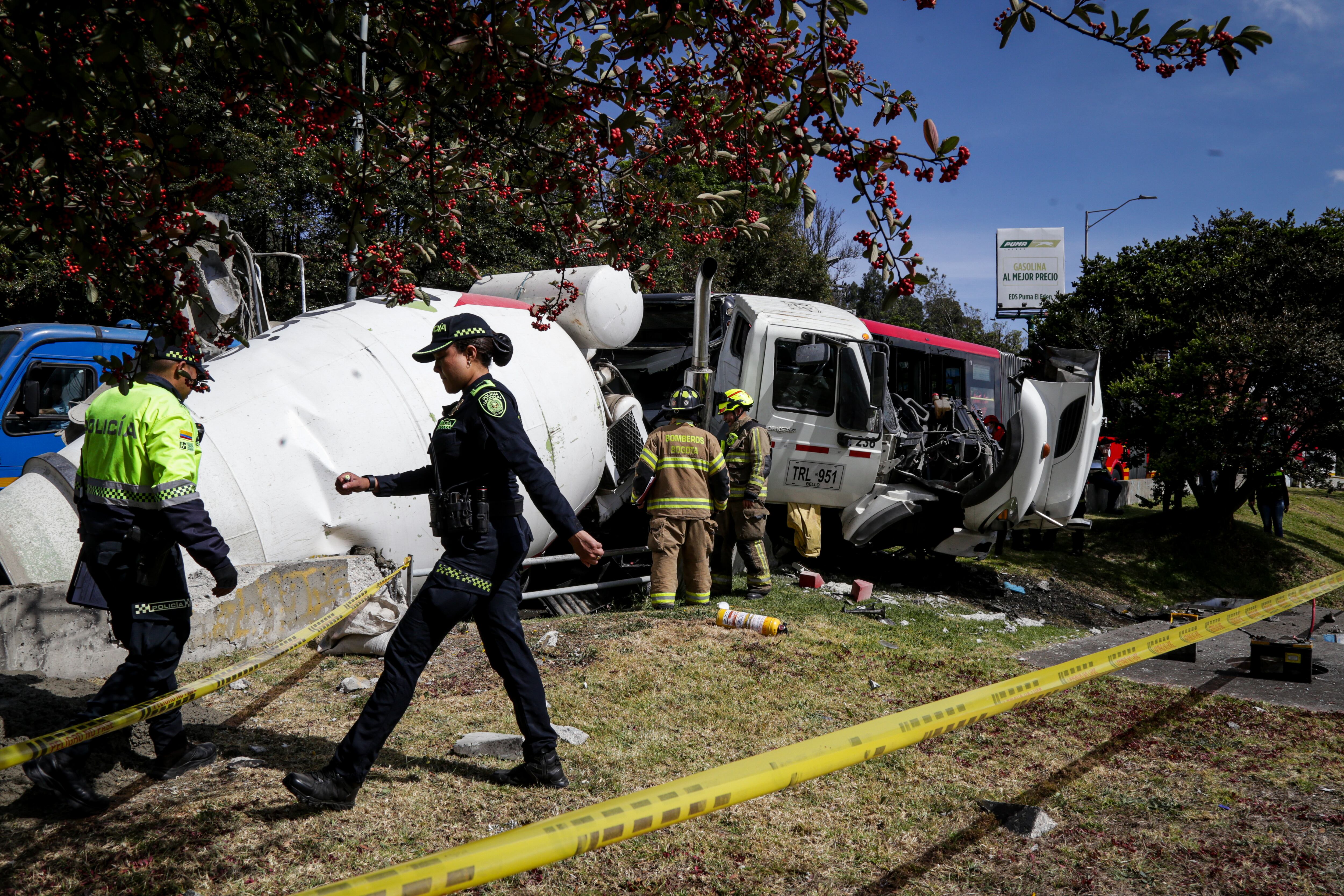 Bogotá. Agosto 23 de 2024. Accidente de tránsito entre una mezcladora de cemento y un articulado de TransMilenio en cercanías de la avenida Suba y Avenida Boyacá. (Colprensa - Mariano Vimos)