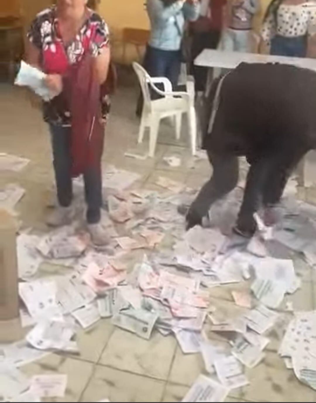 Imágenes de ataque a puestos de votación. Foto: Captura.