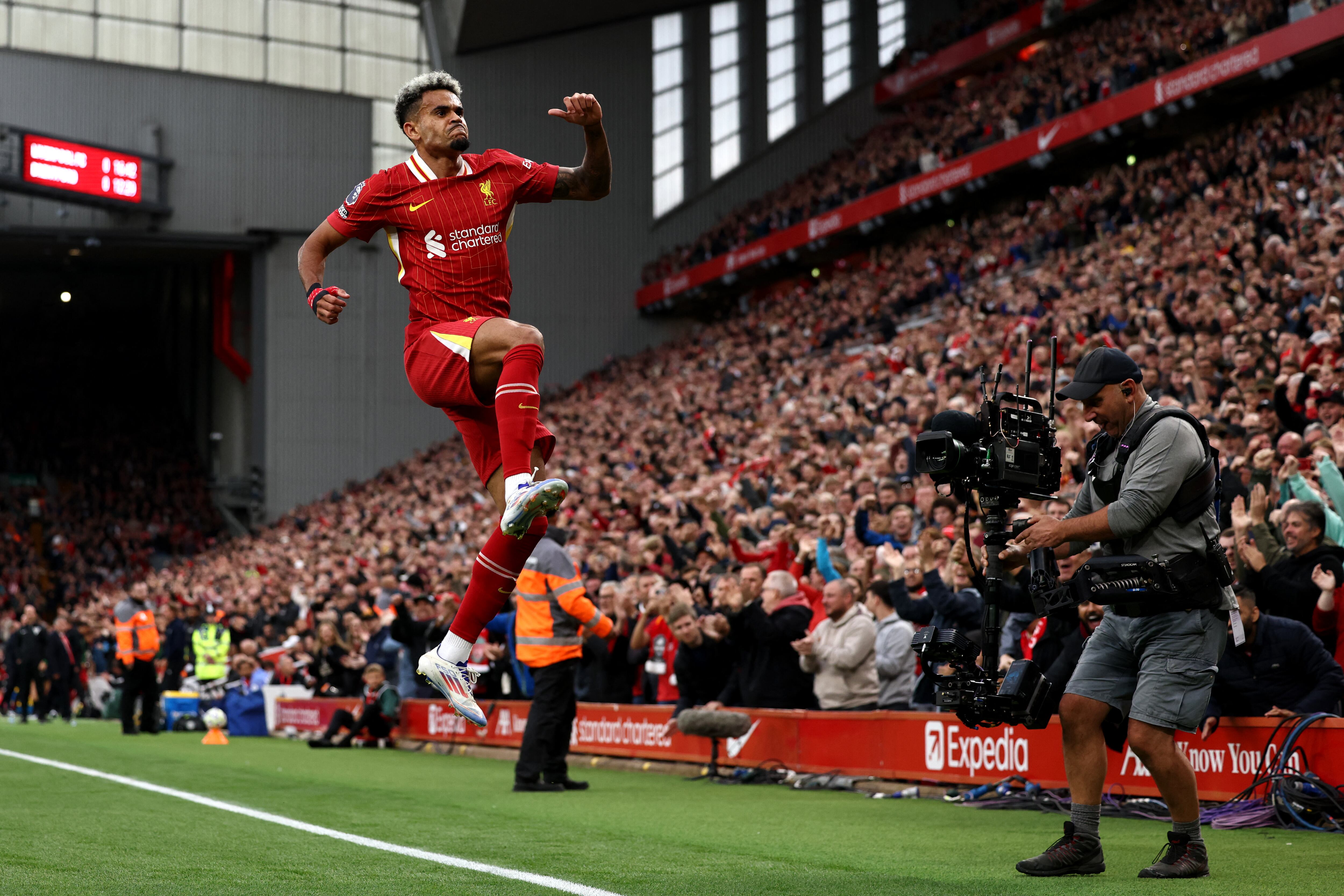 Luis Díaz marca un golazo para el Liverpool en la Premier League (Photo by DARREN STAPLES/AFP via Getty Images)