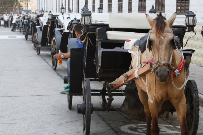 Detención domiciliaria a cobradores de 4.500 dólares por paseo en coche en Cartagena. Imagen de referencia. Foto:
