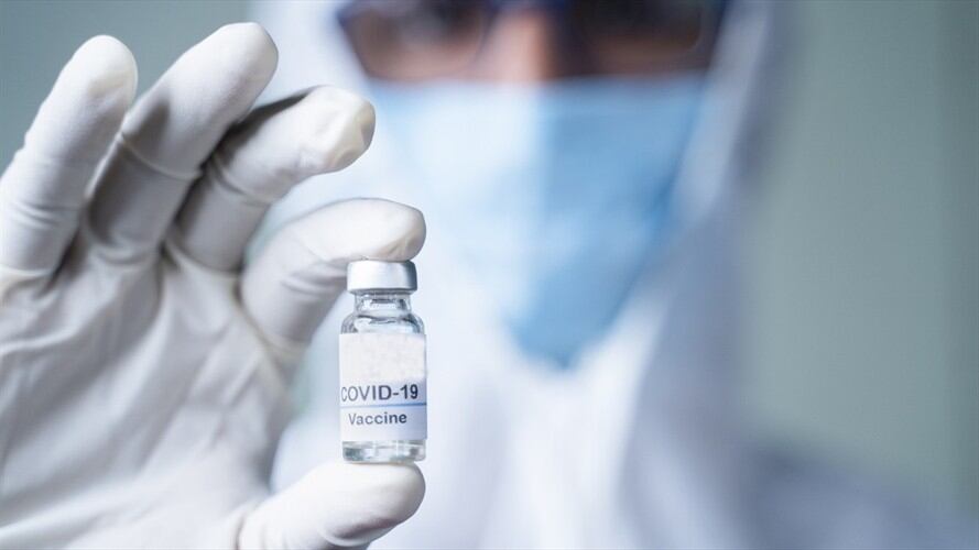 Dosis de la vacuna de Pfizer. Foto: Gurol Tuna / Getty Images