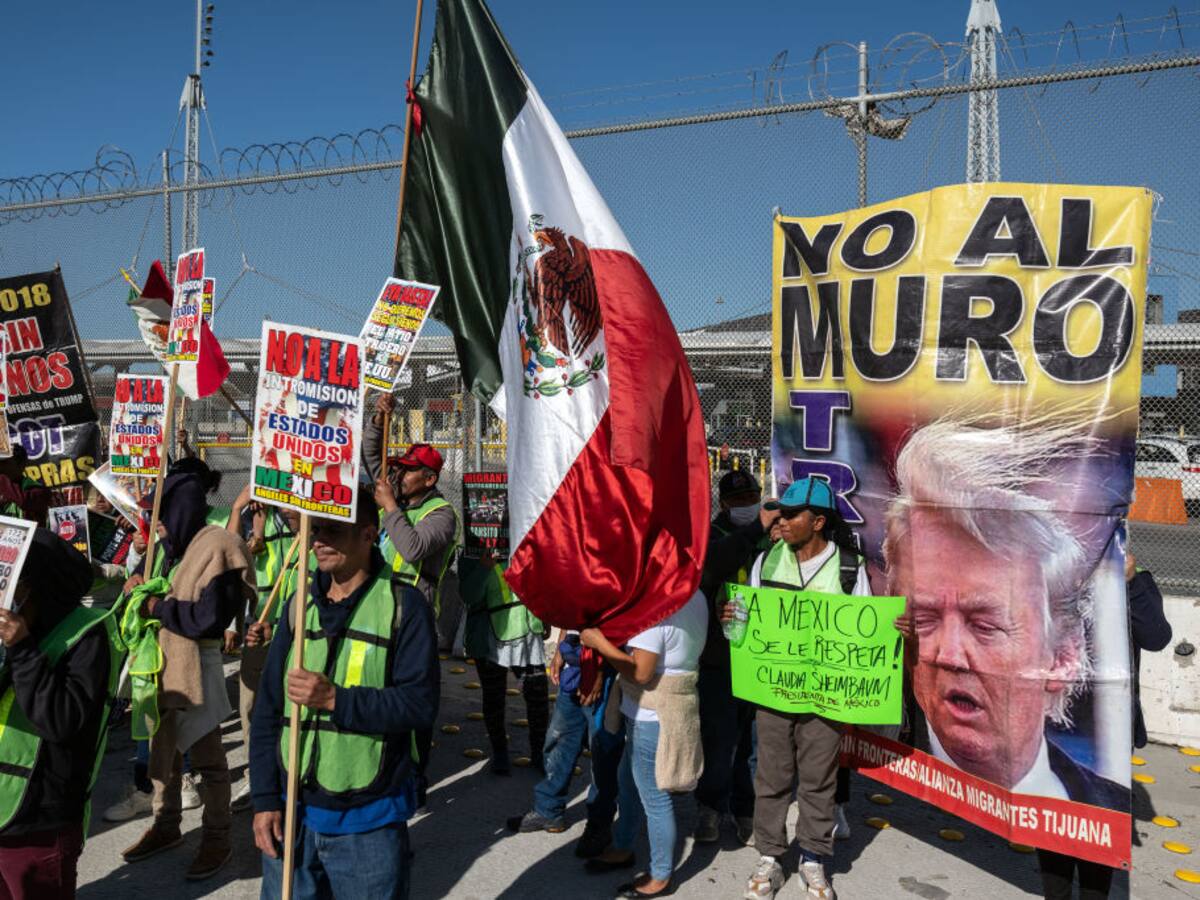 Cientos de migrantes protestan en la frontera norte de México contra amenazas de Trump