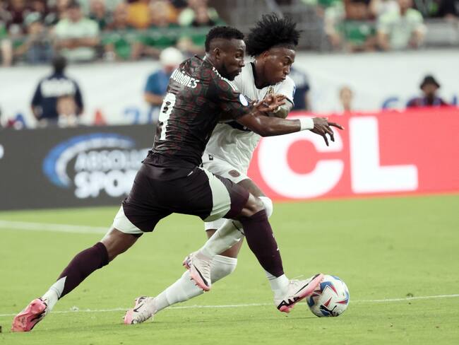 Glendale (United States), 30/06/2024.- Angelo Preciado of Ecuador (R) and Julian Quinones of Mexico (L) in action during the CONMEBOL Copa America 2024 group B soccer match between Mexico and Ecuador in Glendale, Arizona, USA, 30 June 2024. EFE/EPA/JOHN G. MABANGLO