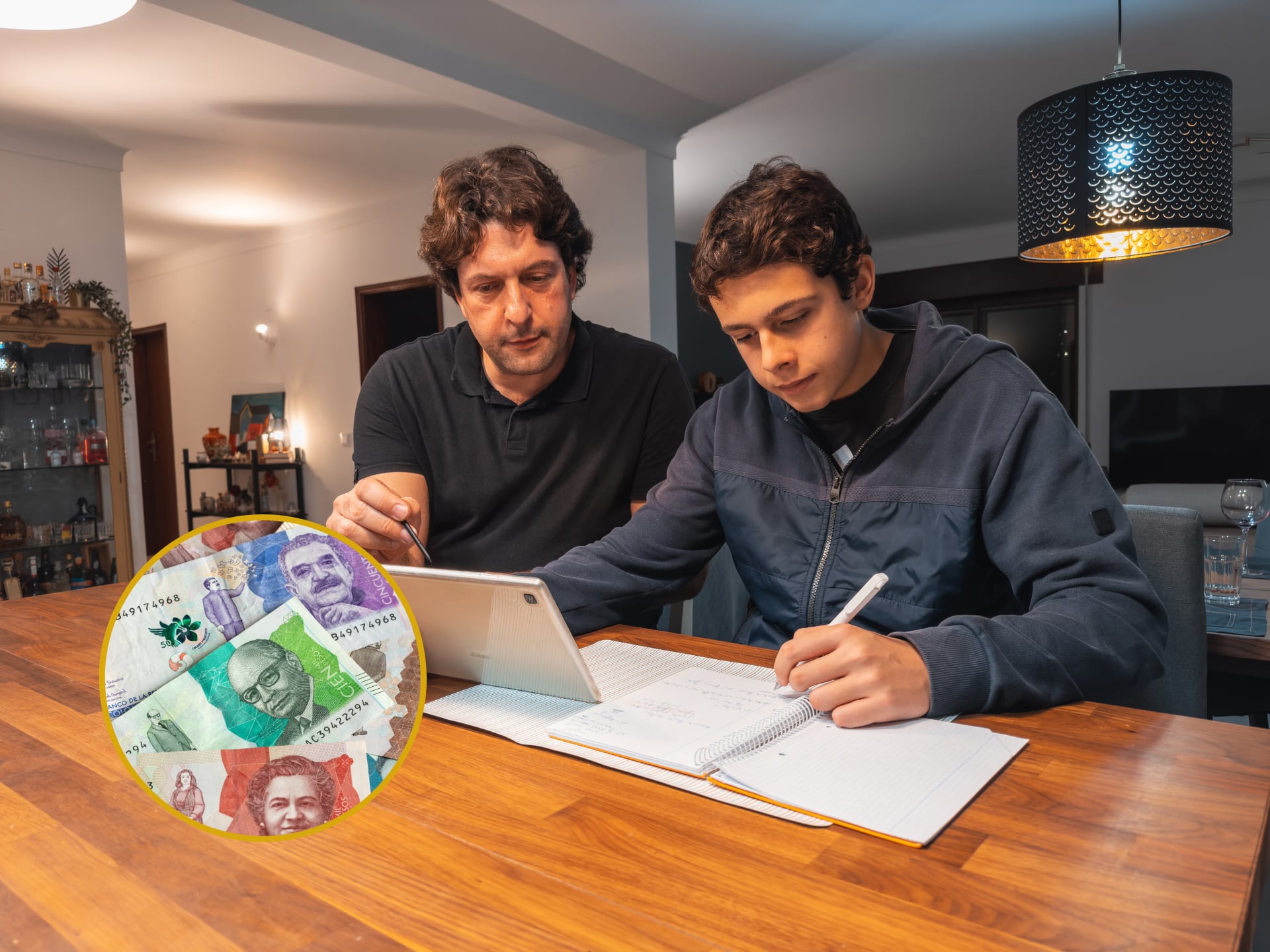 Padre ayudando a su hijo con los estudios. En el círculo, imagen de billetes colombianos de diferente denominación (Fotos vía GettyImages)