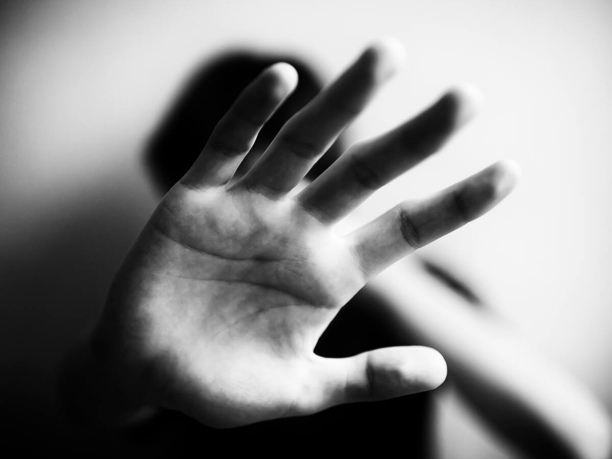 Mujer denuncia haber sido acosada y golpeada en un CAI en Bogotá