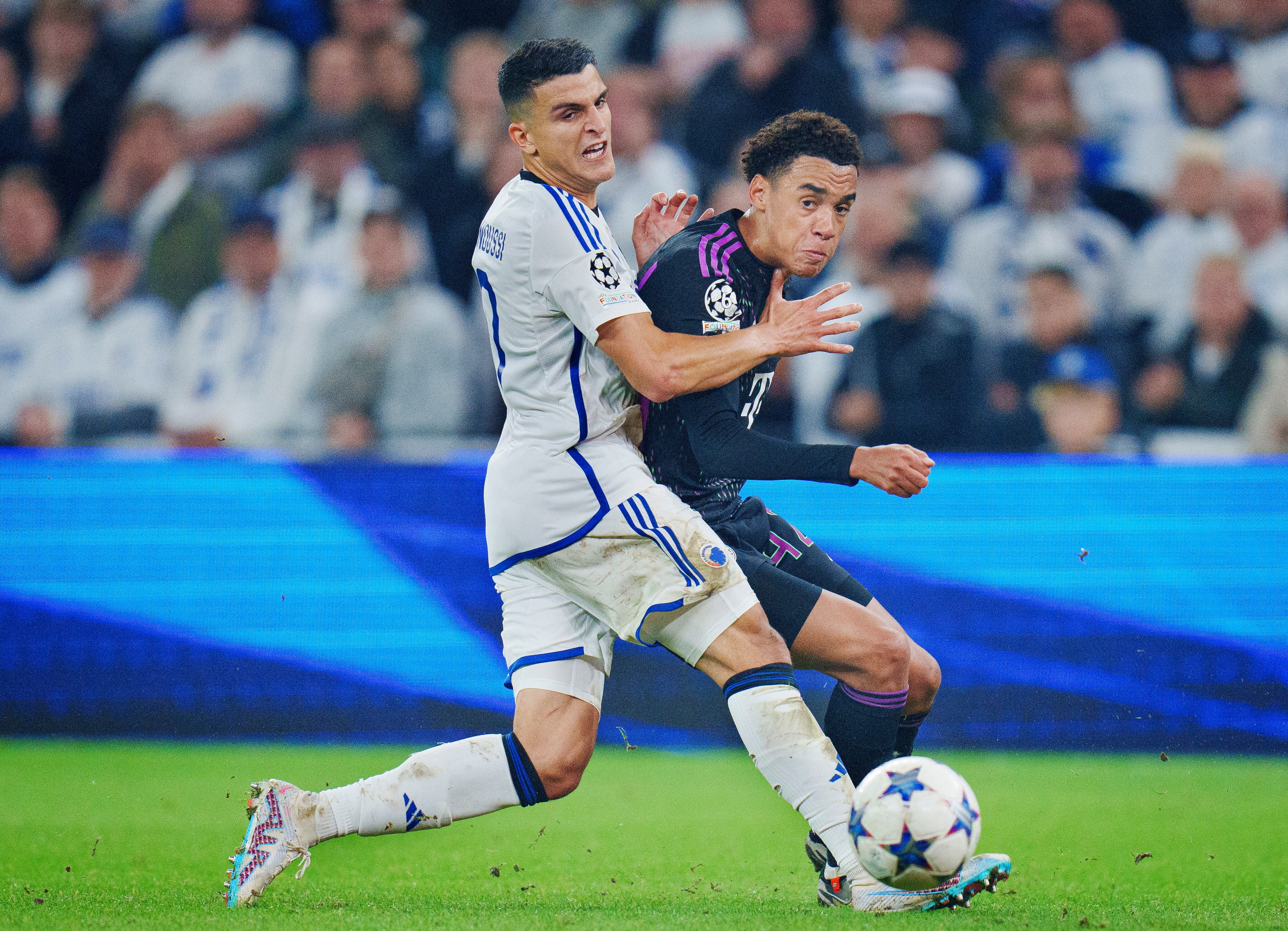 Jamal Musiala del Bayern Munich (de negro) en Chambions contra Copenhagen. Foto: EFE/EPA/Liselotte Sabroe DENMARK OUT.