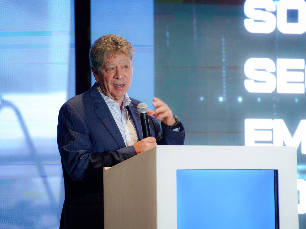 Todos debemos hacer esfuerzos para que a la sociedad le vaya bien: Bruce MacMaster