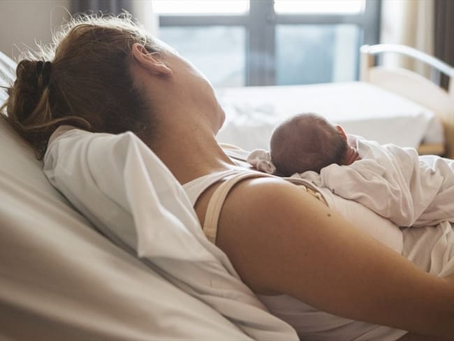 Luego de una llamada, los dos patrulleros llegaron a la vivienda ubicada en el barrio San Luis y en vista que la joven ya había empezado trabajo de parto, comenzaron a brindarle ayuda. Foto: Getty Images
