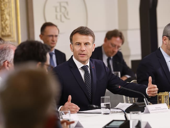 Presidente francés, Emmanuel Macron, durante reunión de representantes afectador por los aranceles de Donald Trump. FOTO: EFE/EPA/MOHAMMED BADRA / POOL