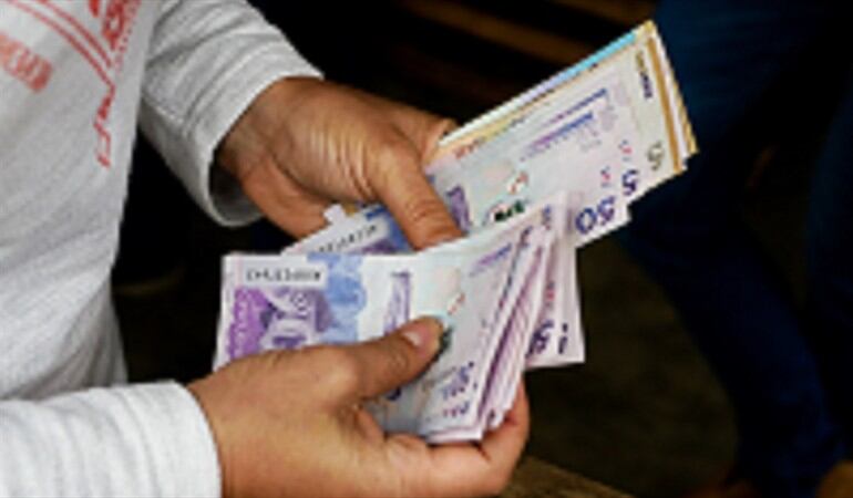 Imagen de referencia de dinero colombiano. Foto: Getty Images / Ricardo Vallejo / EyeEm