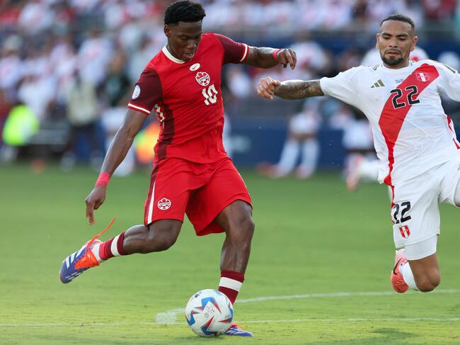 Kansas City (United States), 25/06/2024.- Canada forward Jonathan David (L) shoots and scores past Peru defender Alexander Callens (R) during the second half of the CONMEBOL Copa America 2024 group A match between Peru and Canada, in Kansas City, Kansas, USA, 25 June 2024. EFE/EPA/WILLIAM PURNELL