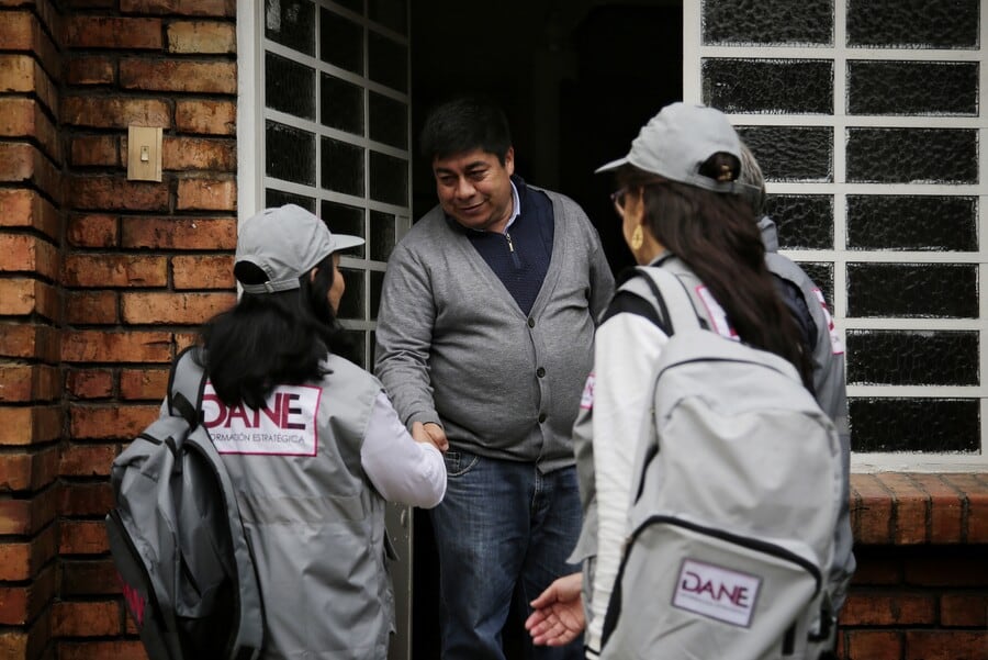 Dos encuestadoras del DANE entrevistando a un ciudadano / Foto: Colprensa