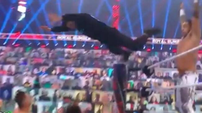 Bad Bunny se lanzó en plancha y atacó a luchadores de la WWE. Foto: Twitter: @wweespanol