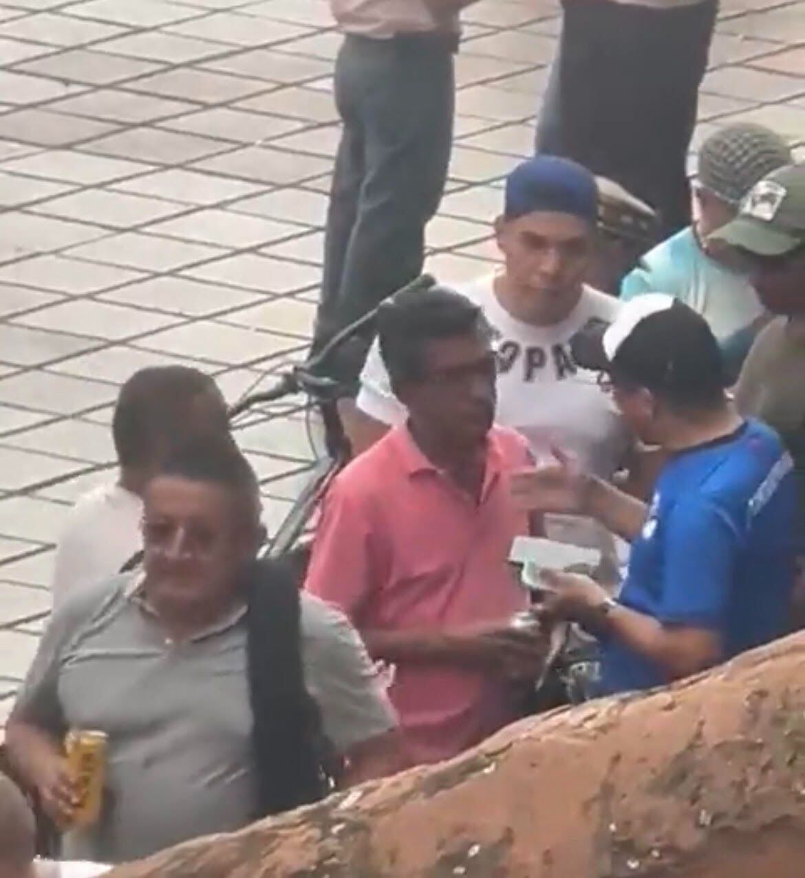 El suceso ocurrió en la tarde del miércoles 7 de junio en la plazoleta de San Francisco. Foto: Video