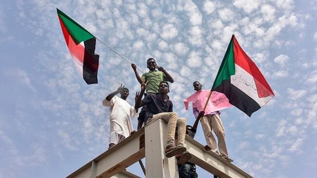 Consejo militar y líderes de protestas firman acuerdo de transición en Sudán. Foto: Getty Images
