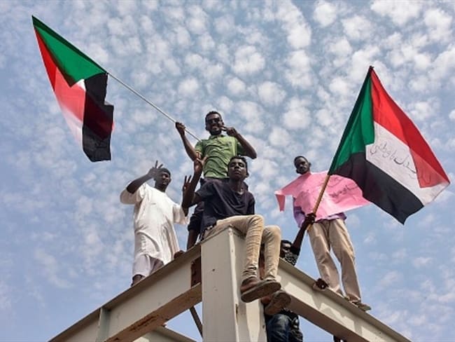 Consejo militar y líderes de protestas firman acuerdo de transición en Sudán. Foto: Getty Images