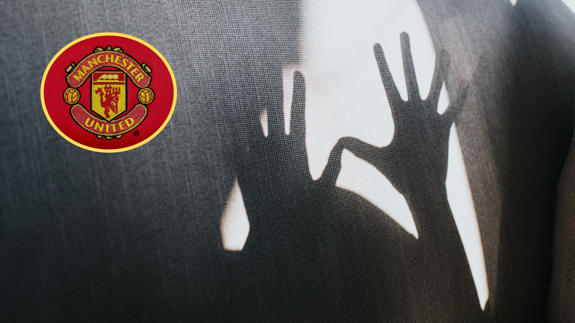 Imagen de referencia y escudo del Manchester United. Fotos: Getty Images.