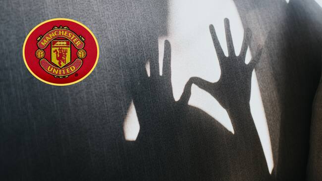 Imagen de referencia y escudo del Manchester United. Fotos: Getty Images.