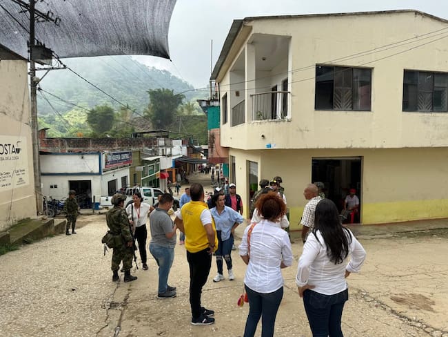 Visita a la zona afectada por los enfrentamientos/ Gobernación del Magdalena.