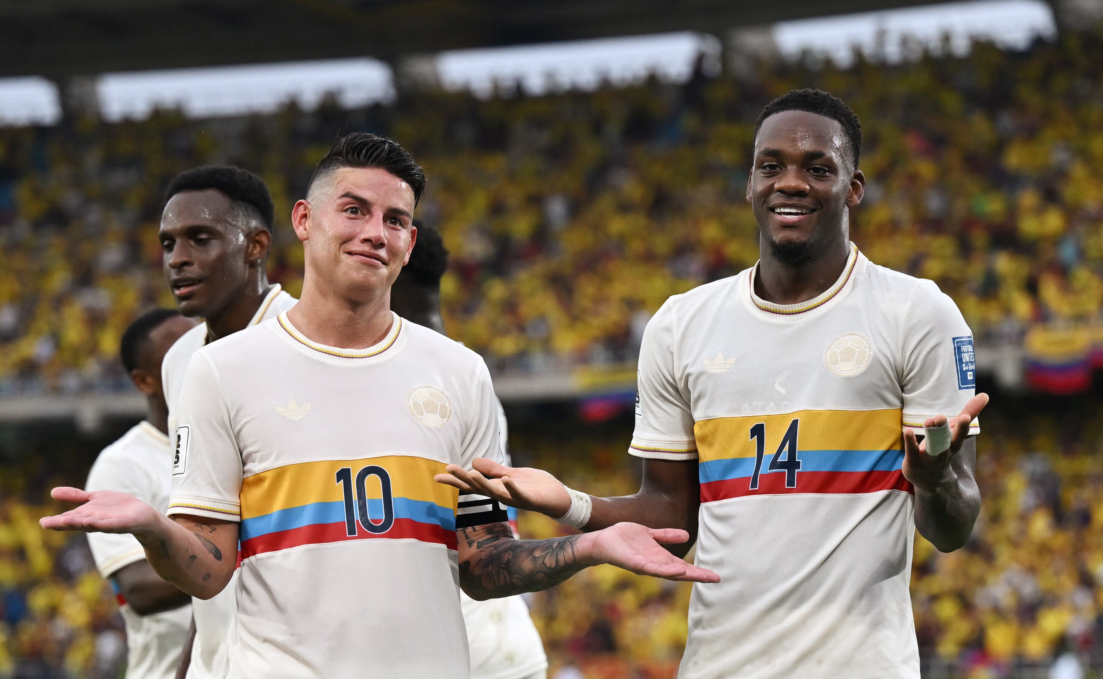 Jhon Jader Durán celebra su anotación junto a James Rodríguez. (Photo by RAUL ARBOLEDA/AFP via Getty Images)