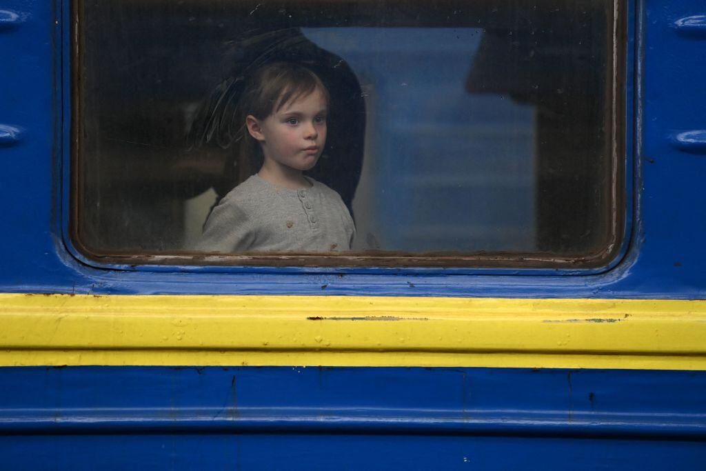 Niña en tren en Lviv, Ukraine (Photo by Daniel LEAL / AFP) (Photo by DANIEL LEAL/AFP via Getty Images)