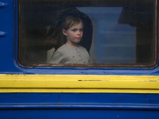 Niña en tren en Lviv, Ukraine (Photo by Daniel LEAL / AFP) (Photo by DANIEL LEAL/AFP via Getty Images)