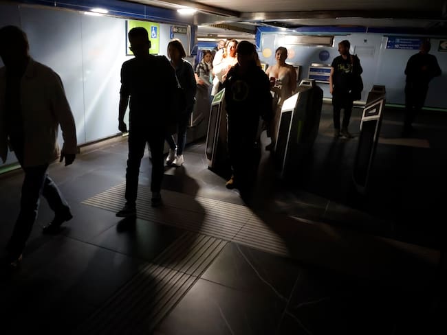 Usuarios del Metro de Madrid abandonan una de las estaciones del suburbano tras registrarse un apagón a nivel peninsular este lunes. EFE / Mariscal