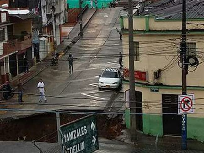 Cráter de 15 metros tiene en alerta a los habitantes de Riosucio en Caldas
