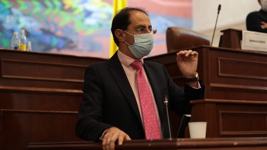 El ministro de Hacienda, José Manuel Restrepo, celebró la aprobación de la Reforma Tributaria . Foto: Cortesía MinHacienda