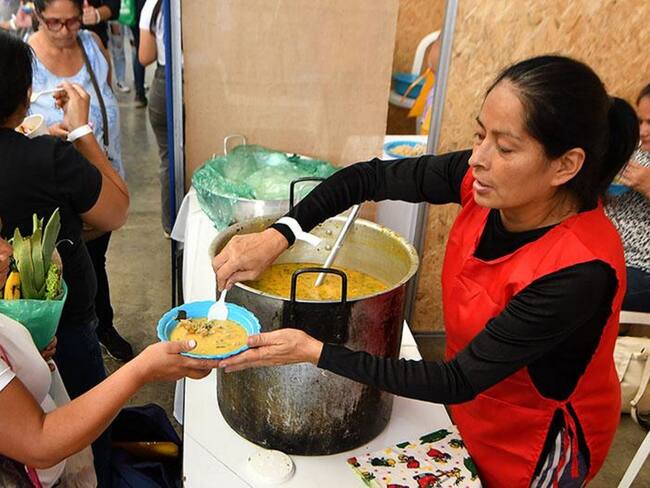 La Alcaldía indicó que adelantan acciones para gestionar recursos con organizaciones internacionales y con la arquidiócesis de Cali, para activar la totalidad de los comedores. Foto: Alcaldía de Cali.